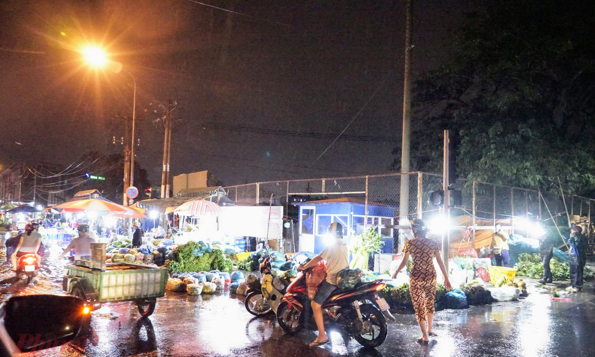 Ghi nhận tại đường Nguyễn Văn Linh hướng vào Quản Trọng Linh cạnh chợ đầu mối Bình Điền, chợ tự phát này đã hoạt động từ lâu, sau thời gian nới lỏng giãn cách xã hội từ 1/10 tình hình buôn bán diễn ra nhộn nhịp hơn, lượng hàng nhiều gấp 4-5 lần bên trong chợ đầu mối.