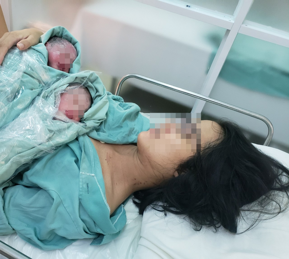 Sau sinh khoảng một tuần, mẹ và 2 bé đã được xuất viện về nhà