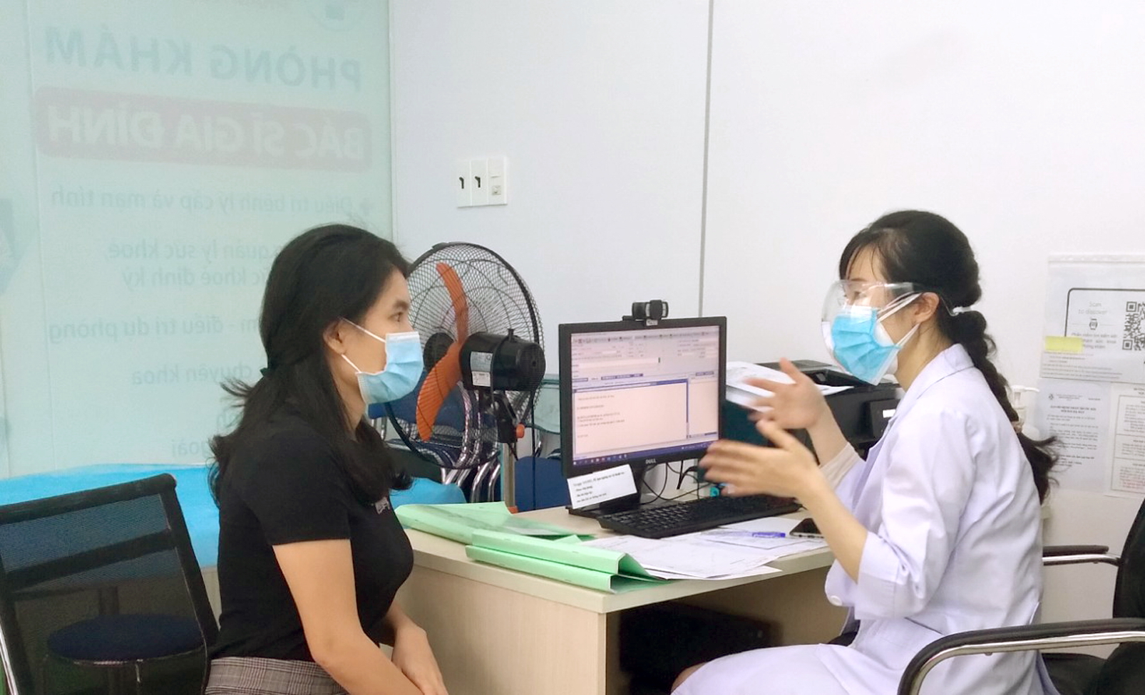 Bác sĩ ở Phòng khám Đa khoa, Trường đại học Y khoa Phạm Ngọc Thạch đang tư vấn, hướng dẫn các phương pháp phục hồi hậu COVID-19 cho một trường hợp F0 vừa khỏi bệnh