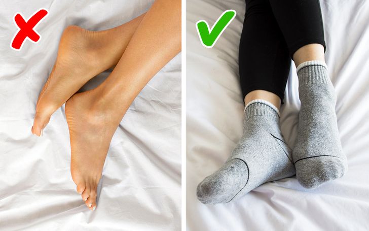 6. Mang tất. Tất có khả năng làm giãn mạch máu ở bàn chân của chúng ta và truyền hơi ấm của chúng đến phần còn lại của cơ thể. Một nghiên cứu nhỏ cho thấy mang tất trên giường giúp cải thiện chất lượng giấc ngủ. Tuy nhiên, không phải bất kỳ đôi tất nào cũng giúp bạn có một giấc ngủ ngon, bạn cần đảm bào rằng đôi tất bạn mang không quá chật, bởi nó sẽ cản trở lưu thông máu. Tất len được cho là tốt nhất để làm ấm đôi chân của bạn và đồng thời giữ cho bạn cảm giác thoải mái.