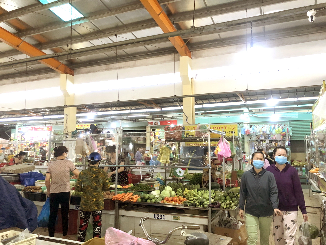 Khách đến chợ Bình Thới (Q.11, TP.HCM) ít, chủ yếu để mua thực phẩm tươi sống