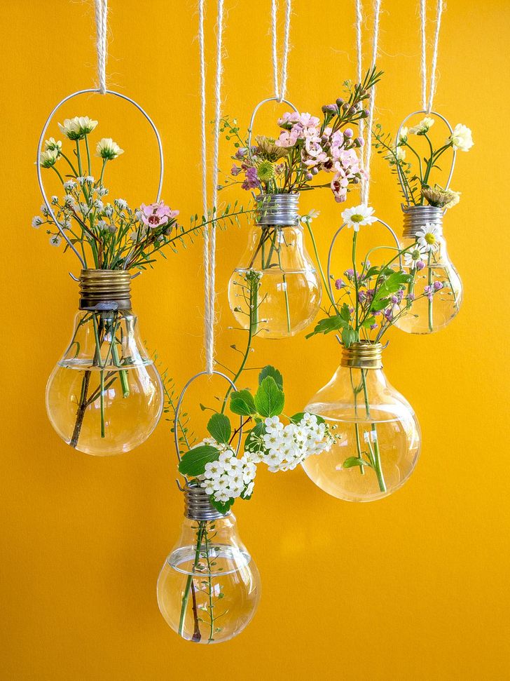 Làm một số lọ hoa từ bóng đèn cũ và chúng sẽ biến căn phòng của bạn thành một nơi đầy nắng ngay cả trong mùa đông.