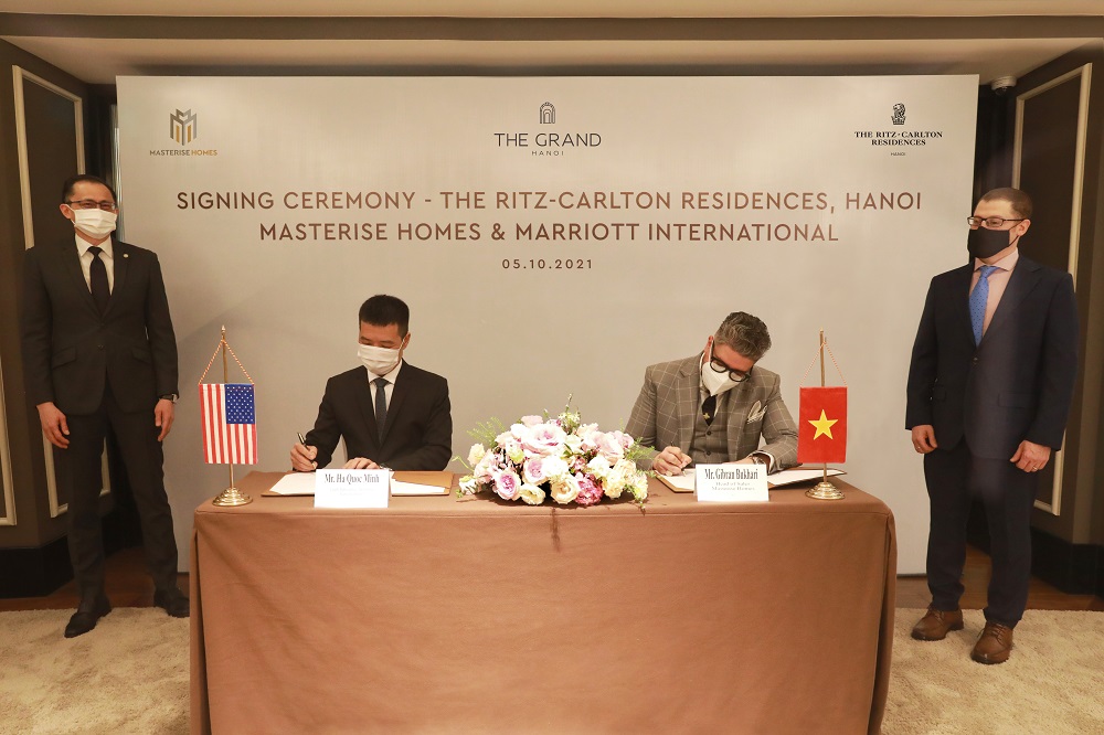 Đại diện Tập đoàn Marriott International tại Việt Nam - ông Hà Quốc Minh (trái) và đại diện Masterise Homes - ông Gibran Bukhari - Giám đốc khối kinh doanh tham gia ký kết thỏa thuận hợp tác
