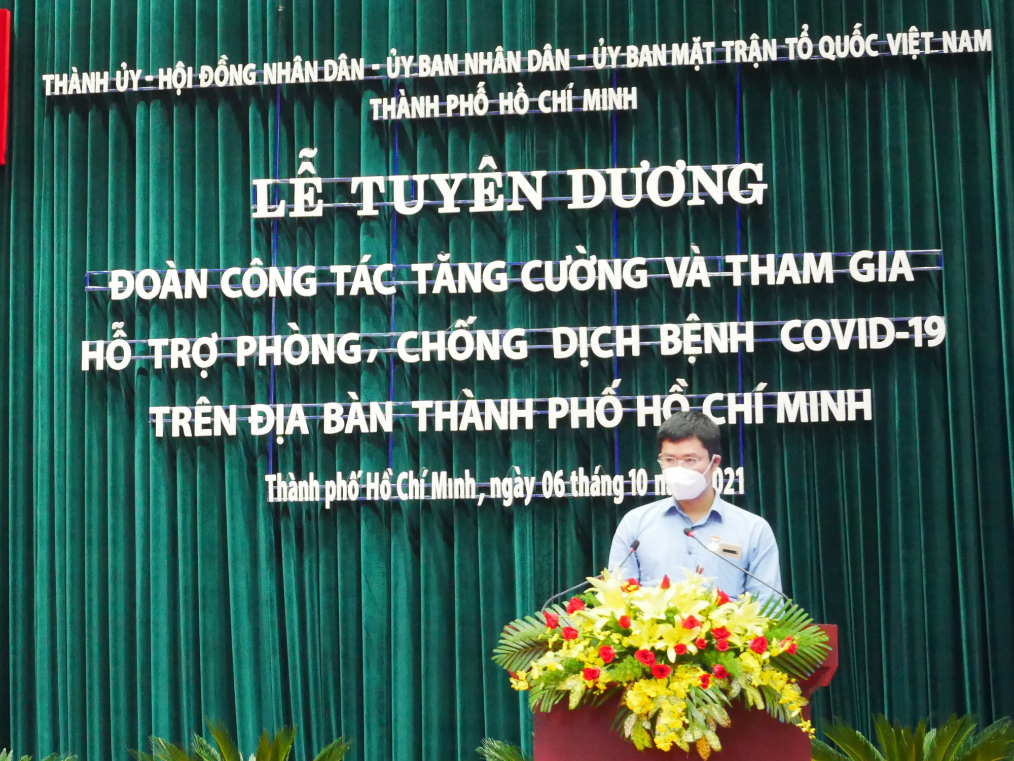 Bác sĩ Bùi Quang Huy phát biểu tại buổi lễ. Theo bác sĩ, trong mấy tháng qua, các đoàn y, bác sĩ tham gia hỗ trợ tại TP đã cùng với lãnh đạo và người dân TP sát cánh bên nhau chiến đấu, trở thành đồng đội thân thiết của nhau