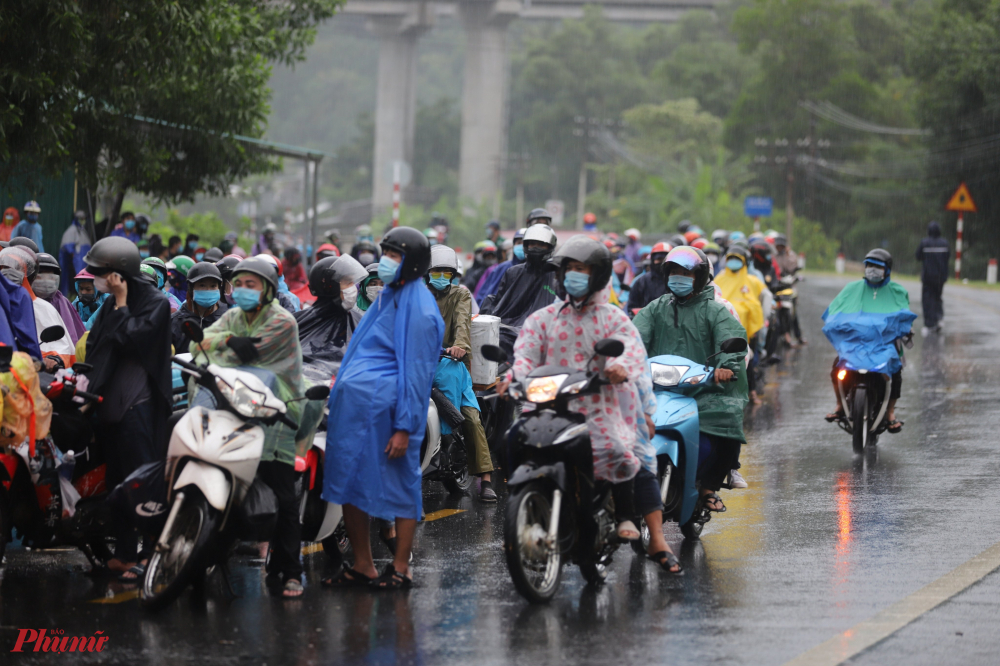 sáng 6/10, trời mưa như trút, hàng trăm người chạy xe máy từ các tỉnh phía Nam về quê tạm dừng nghỉ, ăn uống chút ít chuẩn bị hành trình “đổ đèo” vào địa phận Lăng Cô, Thừa Thiên-Huế.