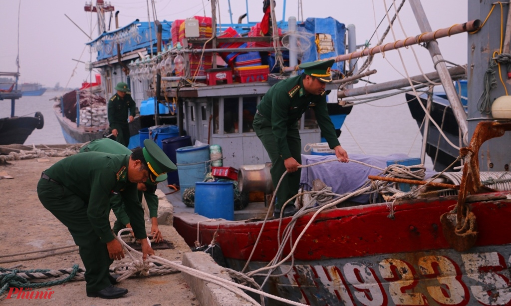 Bộ đội Biên Phòng  thuộc Hải đội 2 ở phường Thuận An (TP. Huế) giúp dân neo đậu tàu thuyền