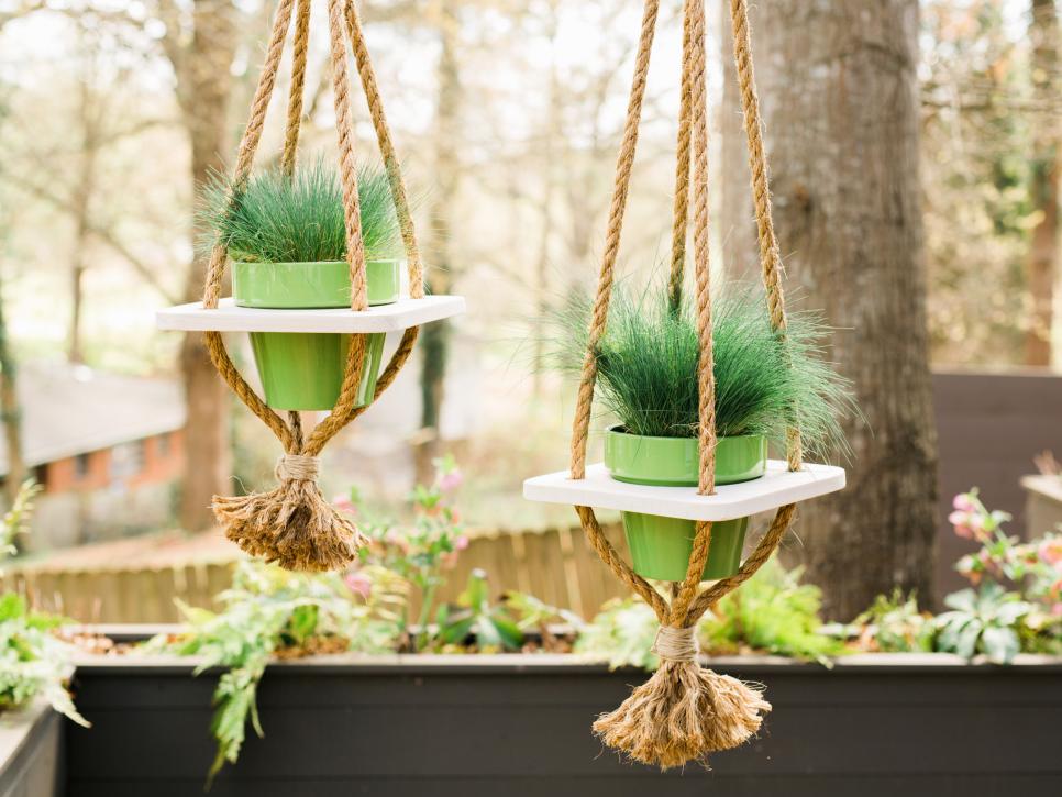 Thêm cây xanh và sự riêng tư cho một không gian râm mát với một chậu cây treo trần có một không hai được làm từ vật liệu đơn giản.