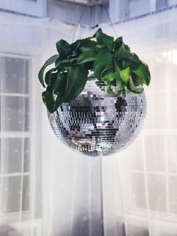 Hãy thổi bay quả cầu disco cũ từ những năm 70 đó và thực hiện theo dự án DIY này để thêm một số Cơn sốt Đêm Thứ Bảy vào một căn phòng sôi động trong nhà của bạn.