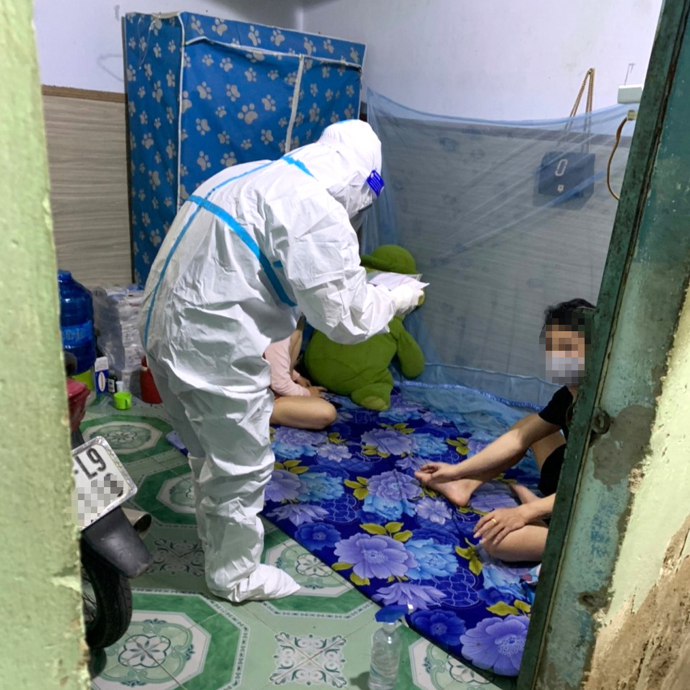 Bác sĩ Hoàng Yến đang khám cho một F0 điều trị tại nhà ở xã Vĩnh Lộc A