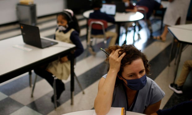 Jessica Crane làm việc với các học sinh lớp hai tại trường Kelly ở Chelsea, Massachusetts. Ảnh: Brian Snyder / Reuters