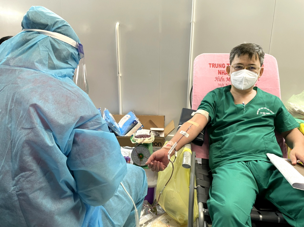 Bác sĩ Lê Việt An tham gia hiến máu tình nguyện trong chuyến công tác tại TP.HCM