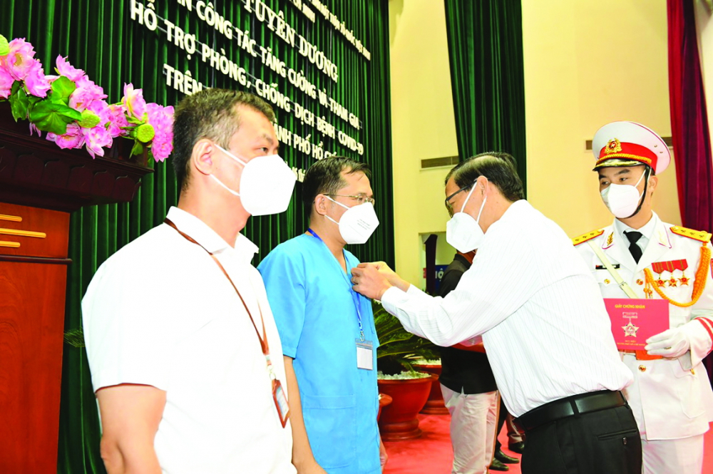 Chủ tịch UBND TP.HCM Phan Văn Mãi trao Huy hiệu TP.HCM cho các cá nhân tại lễ tuyên dương hôm 6/10