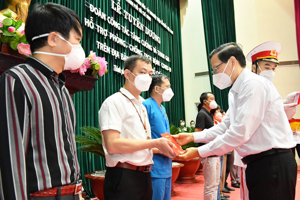 Chủ tịch UBND TP.HCM Phan Văn Mãi trao bằng khen cho các tập thể tại lễ tuyên dương hôm 6/10