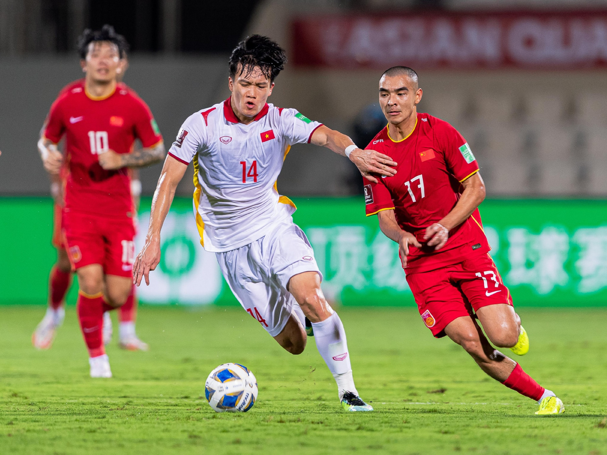 Các cầu thủ Việt Nam có một thế trận khá cân bằng trước Trung Quốc. Ảnh: VFF