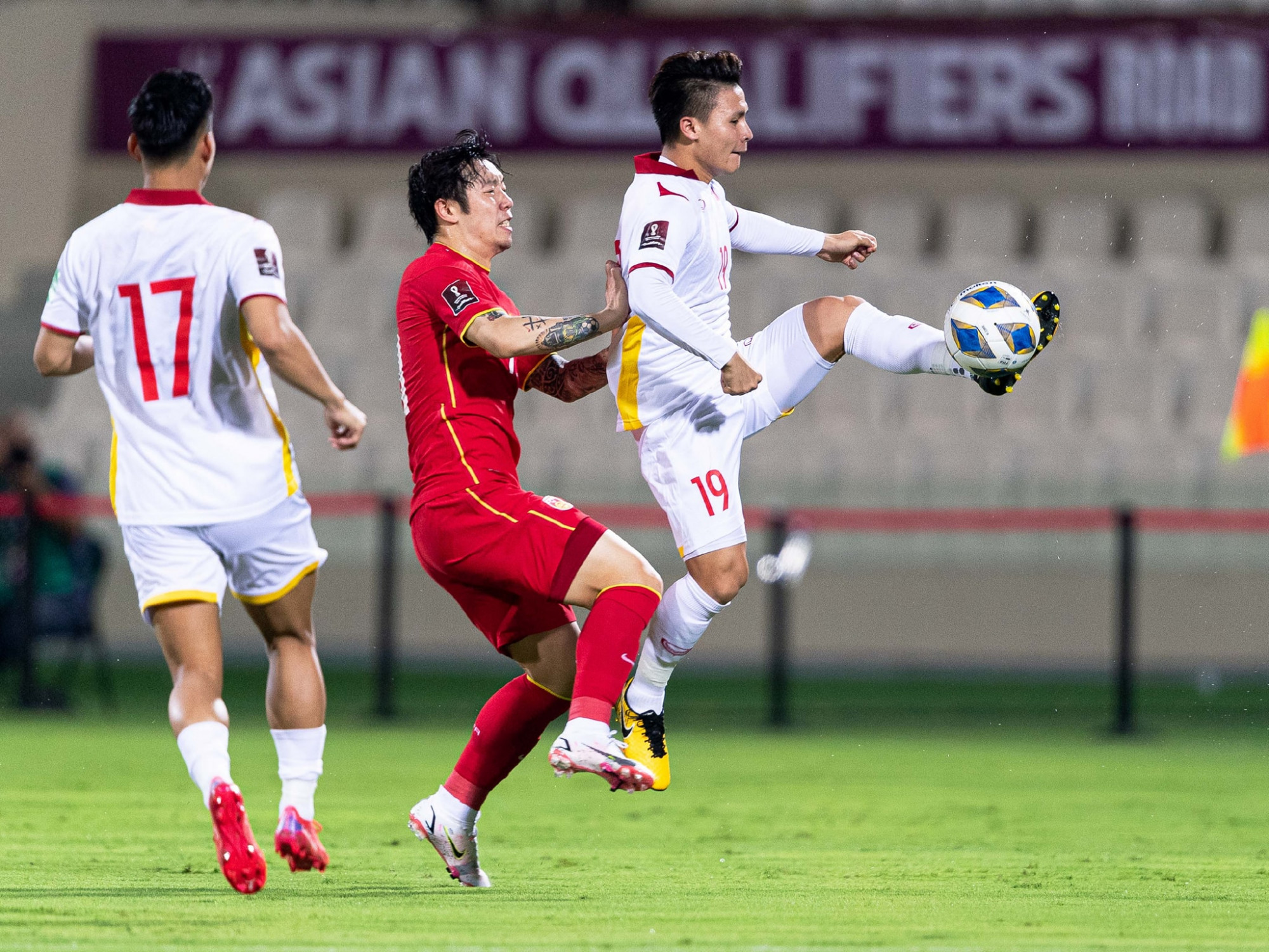 Đội tuyển Trung Quốc có trận đấu tốt hơn rất nhiều so với trận gặp Australia và Nhật Bản trước đó. Ảnh: VFFFF