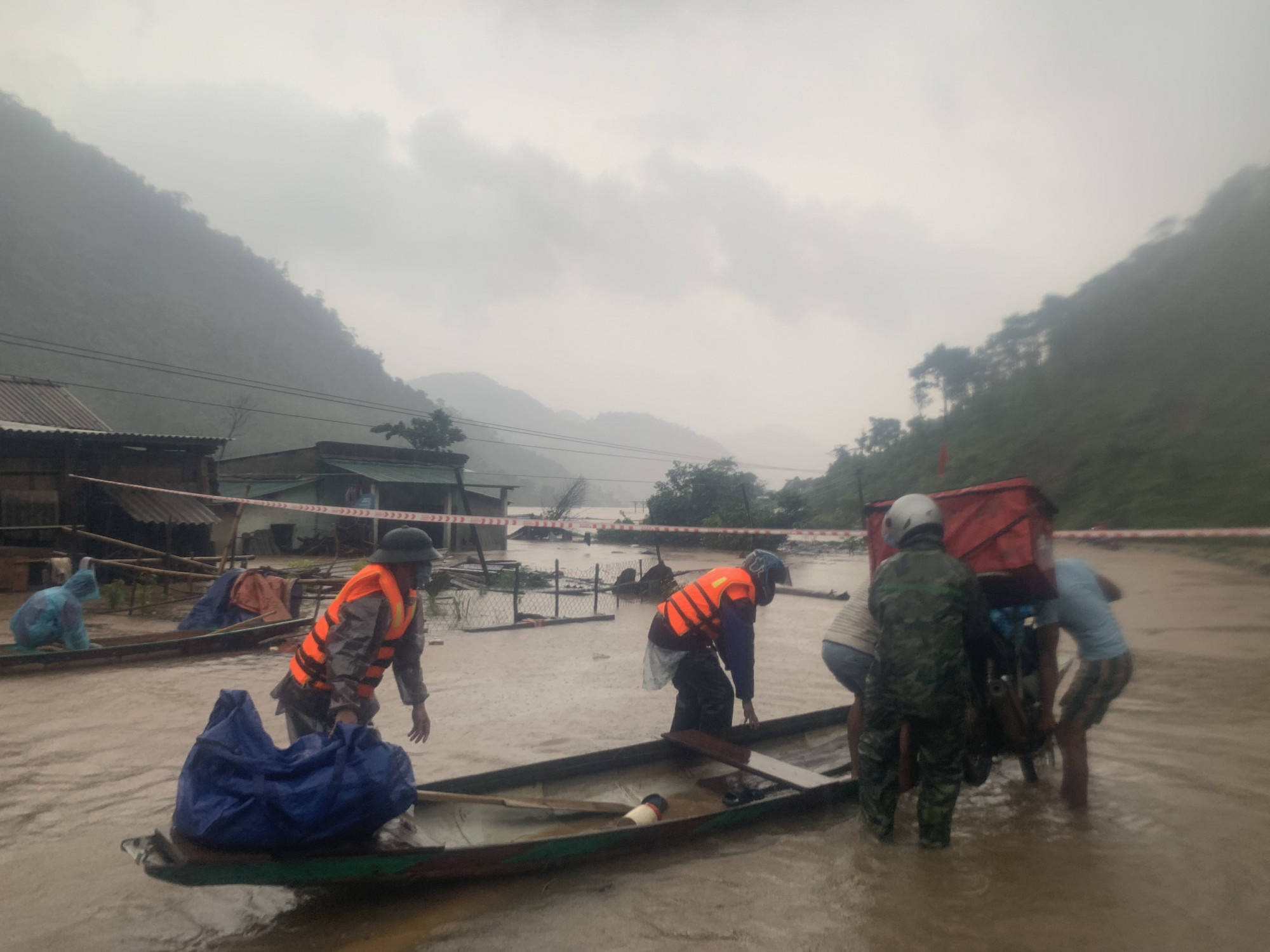 Đồn Biên phòng Ba Nang, BĐBP Quảng Trị đưa người dân thôn Trại Cá (xã Tà Long, huyện Đakrông) sinh sống dọc theo tuyến Đường 14 di dời đến nơi an toàn