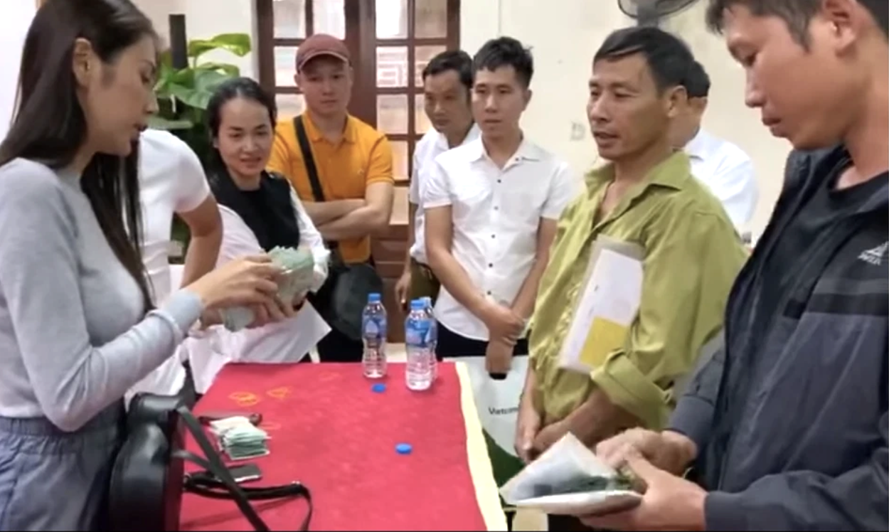 Ca sĩ Thuỷ tiên trao quà hỗ trợ người dân Nghệ An bị thiệt hại trong đợt mưa lũ năm 2020