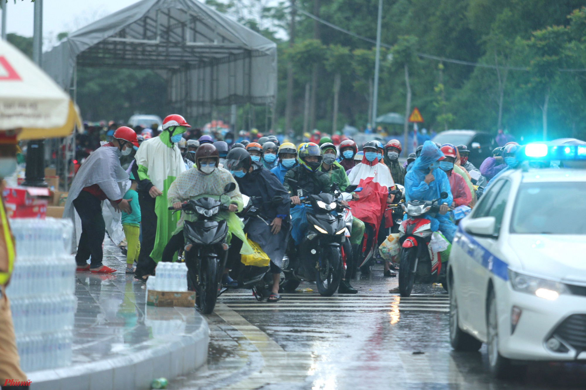 Công dân các tỉnh khác được CSGT dẫn đường đi đến hết địa phận Nghệ An