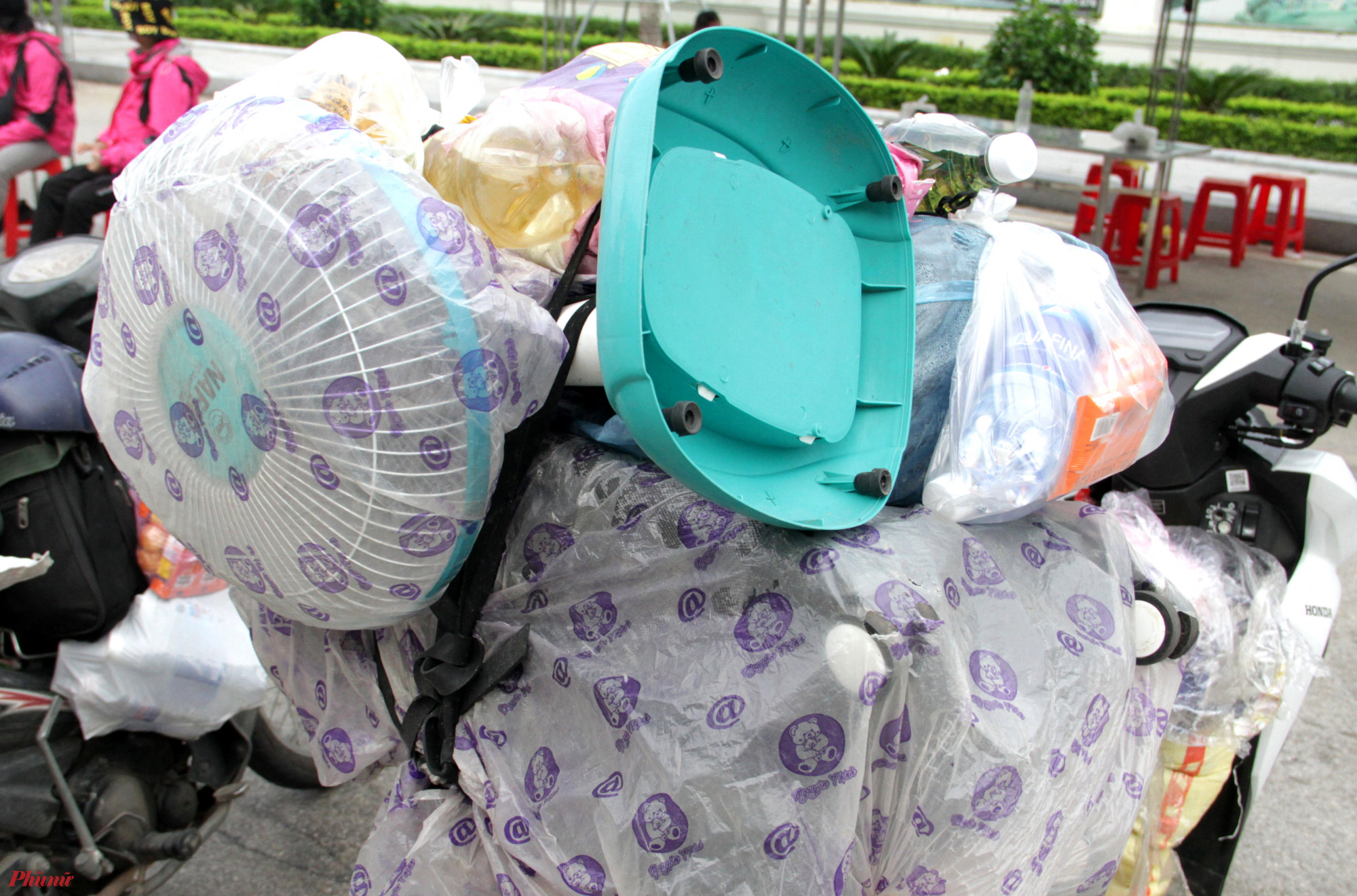 Phần lớn những chiếc xe máy trong các đoàn người hồi hương đều được chất đầy hành lý. 