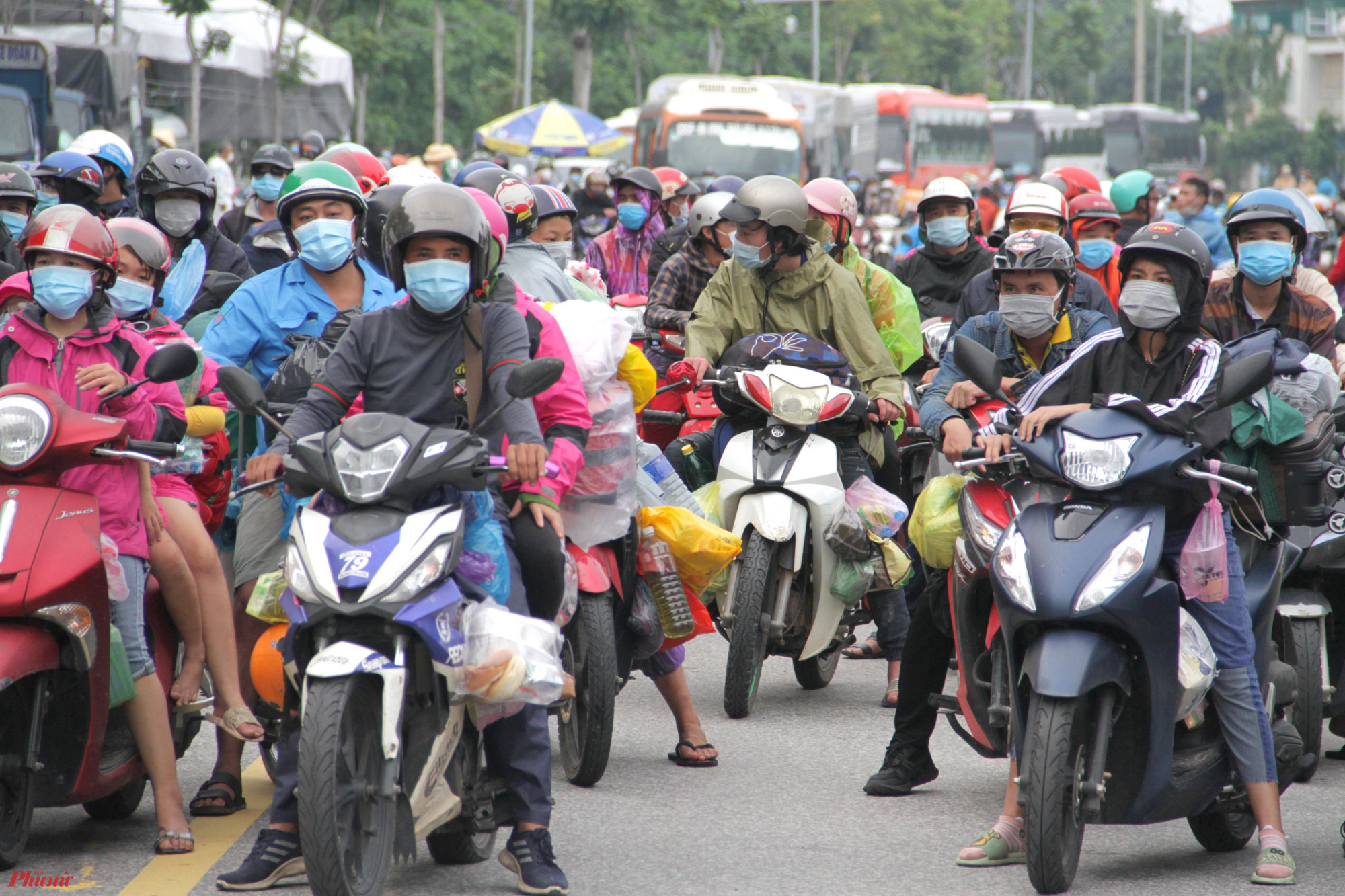 Những ngày qua, Nghệ An đã đón gần 10.000 người chạy xe máy từ các tỉnh, thành phố phía Nam trở về quê nhà tránh dịch. Trong số đó, có nhiều người là dân các tỉnh phía Bắc, từ Nghệ An về quê, họ vẫn còn quãng đường hàng trăm cây số.