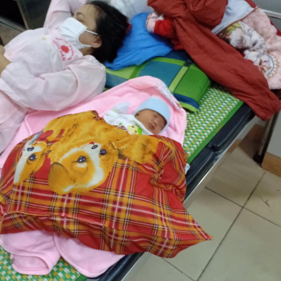 Hiện gia đình 4 người gồm sản phụ người Mông cùng chồng đang được chăm sóc, cách ly tại Trung tâm Y tế Hải Lăng