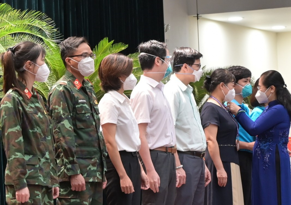Chủ tịch HĐND TPHCM Nguyễn Thị Lệ trao Huy hiệu TPHCM cho các chiến sĩ tình nguyện chi viện cho TPHCM trong giai đoạn rất khó khăn.