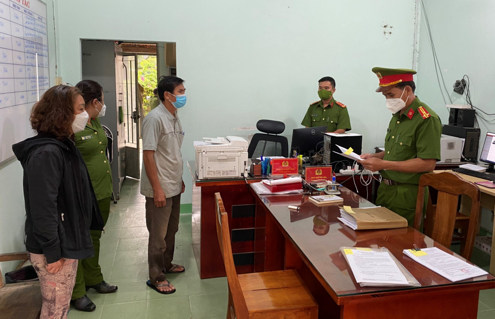 Nguyễn Thị Thu Thảo (áo khoác đen) bị lực lượng chức năng đọc lệnh bắt tạm giam. 