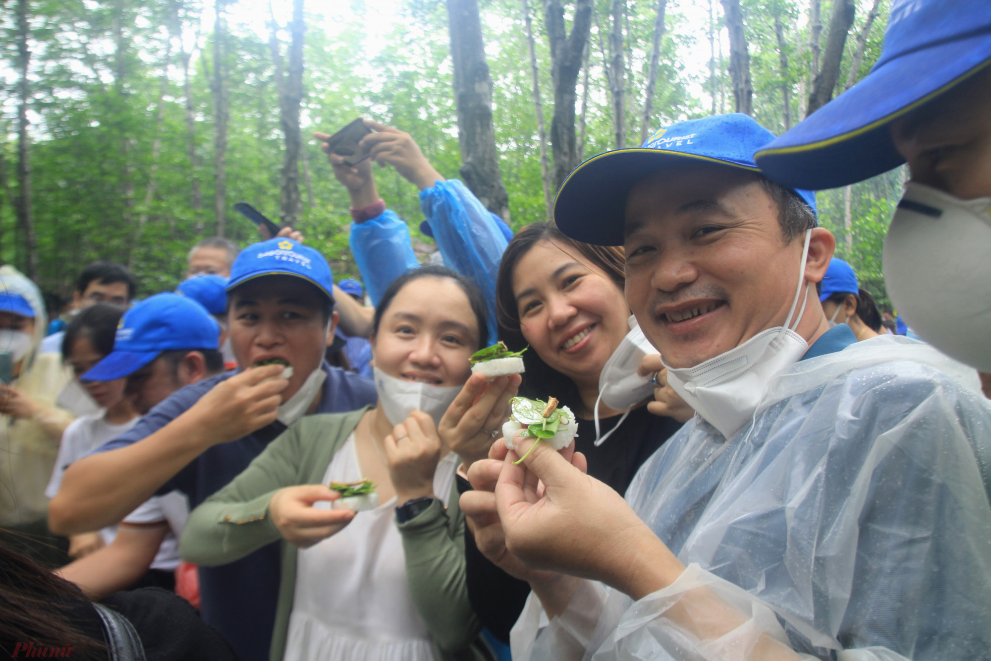 Khách du lịch trải nghiệm tour Cần Giờ (TPHCM) ngày 19/9. Ảnh: Quốc Thái 