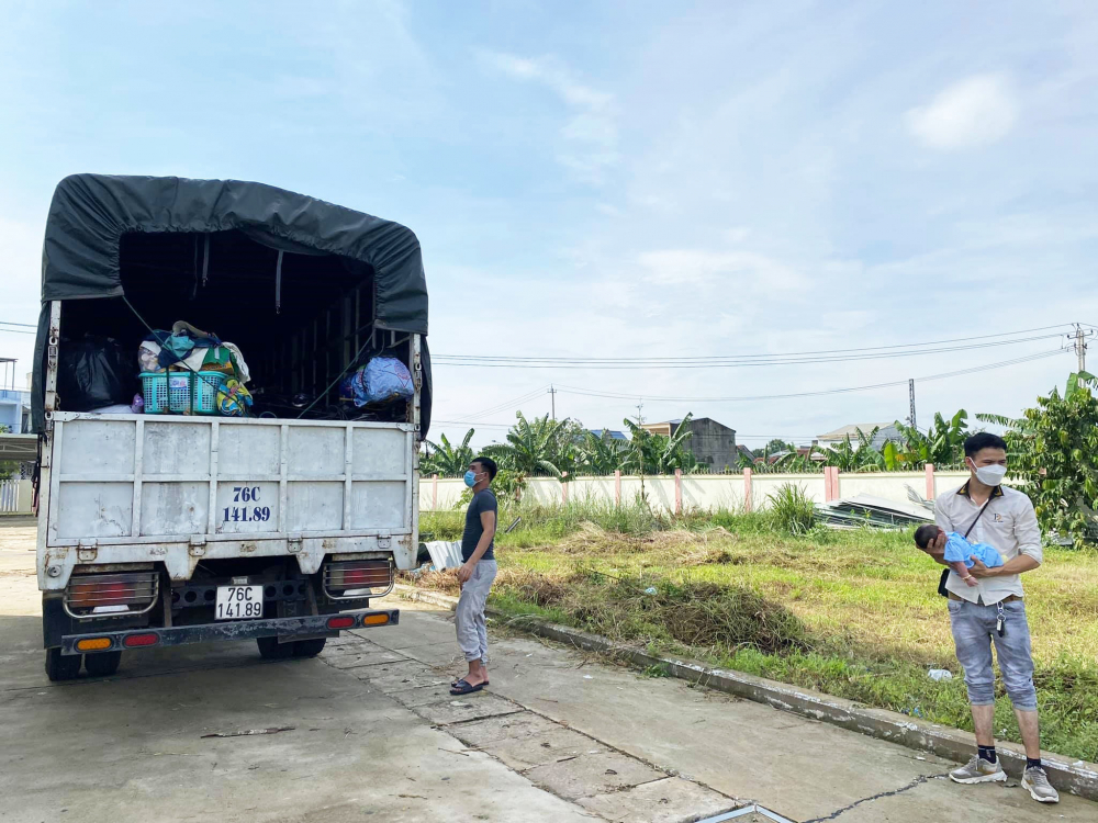 xe máy, vật dụng được nhóm từ thiện thuê xe tải để chở theo cùng người dân hồi hương