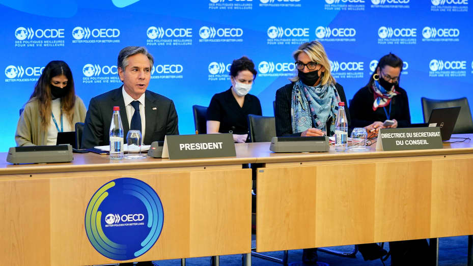 Ngoại trưởng Hoa Kỳ Antony Blinken (hàng trước, trái) cùng Giám đốc Hội đồng và Ban Thư ký Ủy ban Điều hành OECD Silvia da Rin Pagnetto (phải) tham dự phiên bế mạc Cuộc họp Hội đồng các bộ trưởng của OECD ở Paris, Pháp, ngày 6/10/ 2021 - Ảnh: AFP/Getty Images