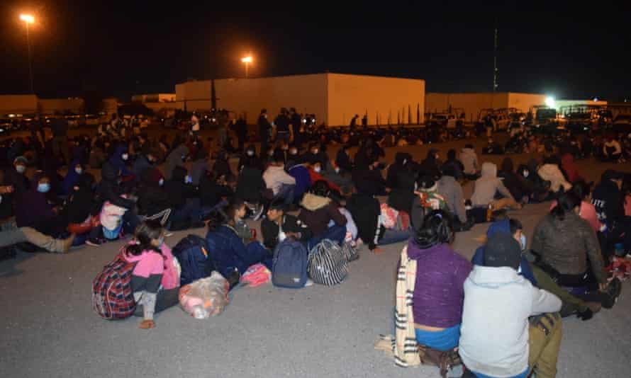 Hàng trăm người di cư Trung Mỹ được xếp vào ba xe tải chở hàng dài hướng đến Hoa Kỳ bị giam giữ ở miền bắc Mexico vào cuối ngày thứ Năm tại Ciudad Victoria, Tamaulipas, Mexico.