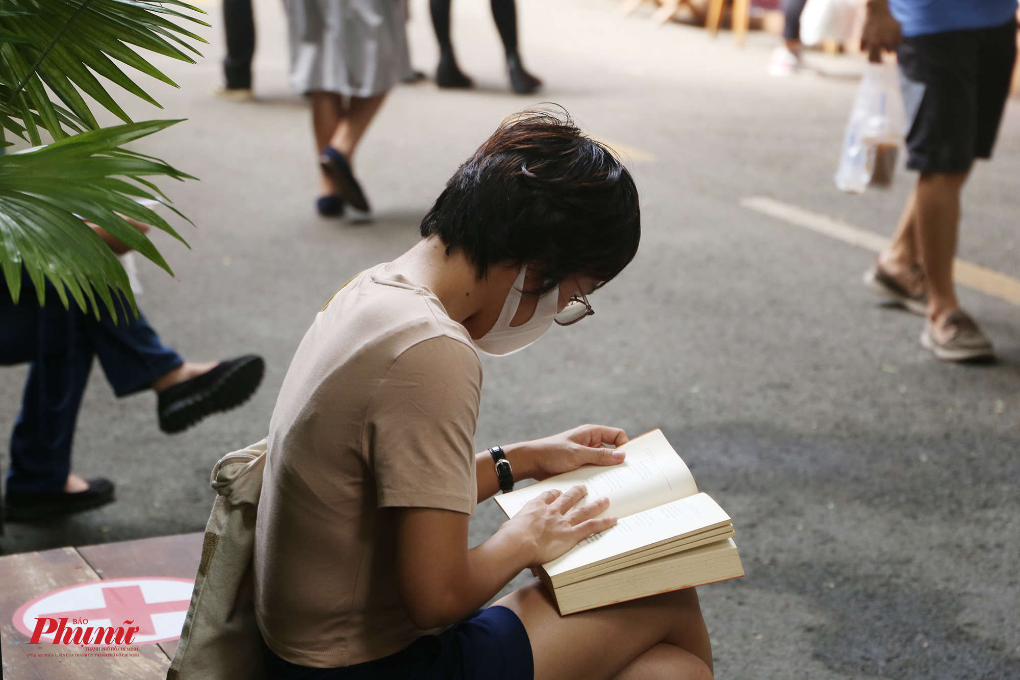 Một độc giả nữ đến từ Q. Tân Bình cho biết chị hay tin đường sách mở cửa lại nên tranh thủ đến sớm. Chị yêu thích văn học Nhật Bản, và tranh thủ đọc một vài trang sau khi mua sách xong. 