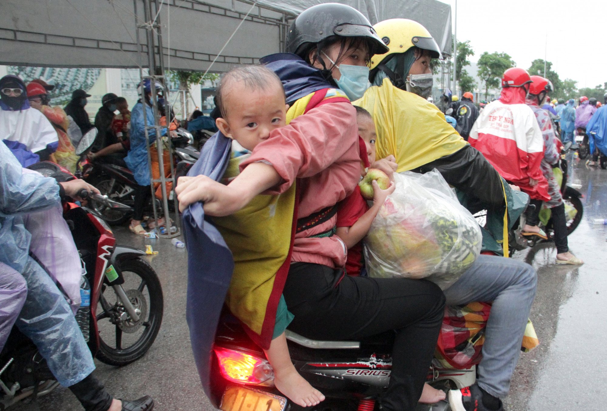 Nhiều đứa trẻ còn nhỏ bất đắc dĩ phải theo chân bố mẹ đi xuyên Việt để về quê