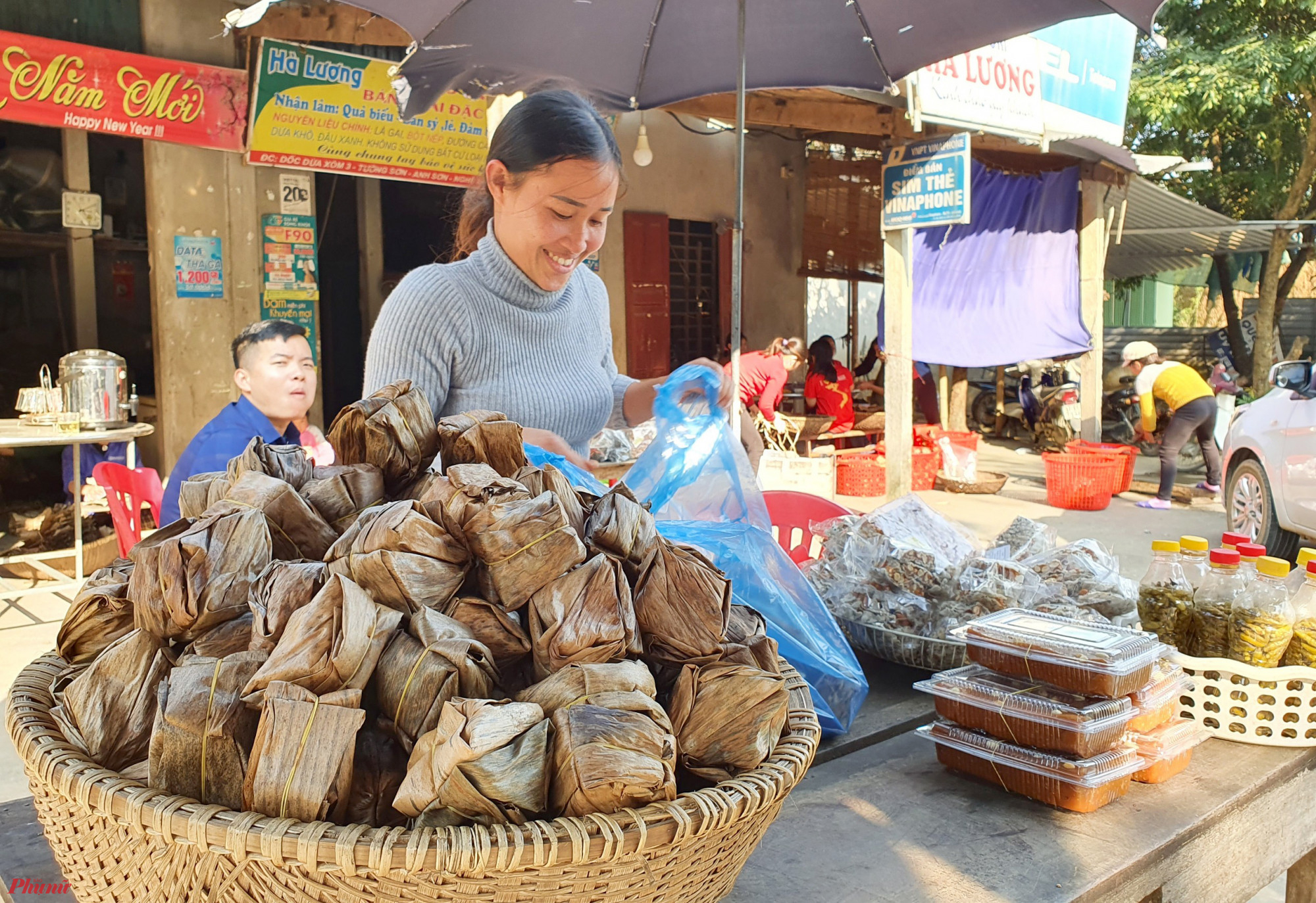Bánh gai xứ Dừa được bày bán dọc hai bên quốc lộ 7