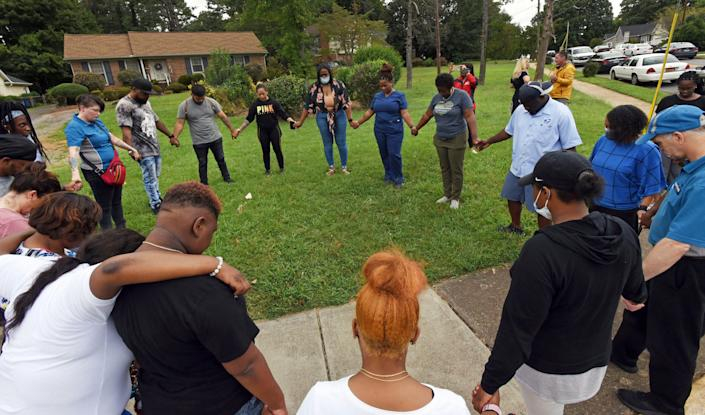 Phụ huynh nối vòng tay cầu nguyện sau vụ nổ súng ngày 1/9 tại trường trung học Mount Tabor ở Winston-Salem, Bắc Carolina, khiến một học sinh thiệt mạng - Ảnh: USA Today