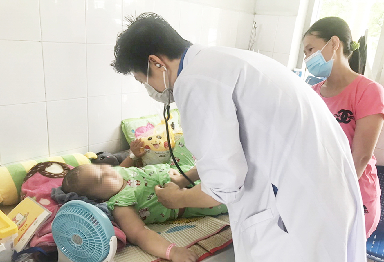 Nhiều phụ huynh và bệnh nhi tại Bệnh viện  Nhi Đồng 2 TP.HCM đang nôn nóng muốn trở  về quê - ẢNH: PHẠM AN
