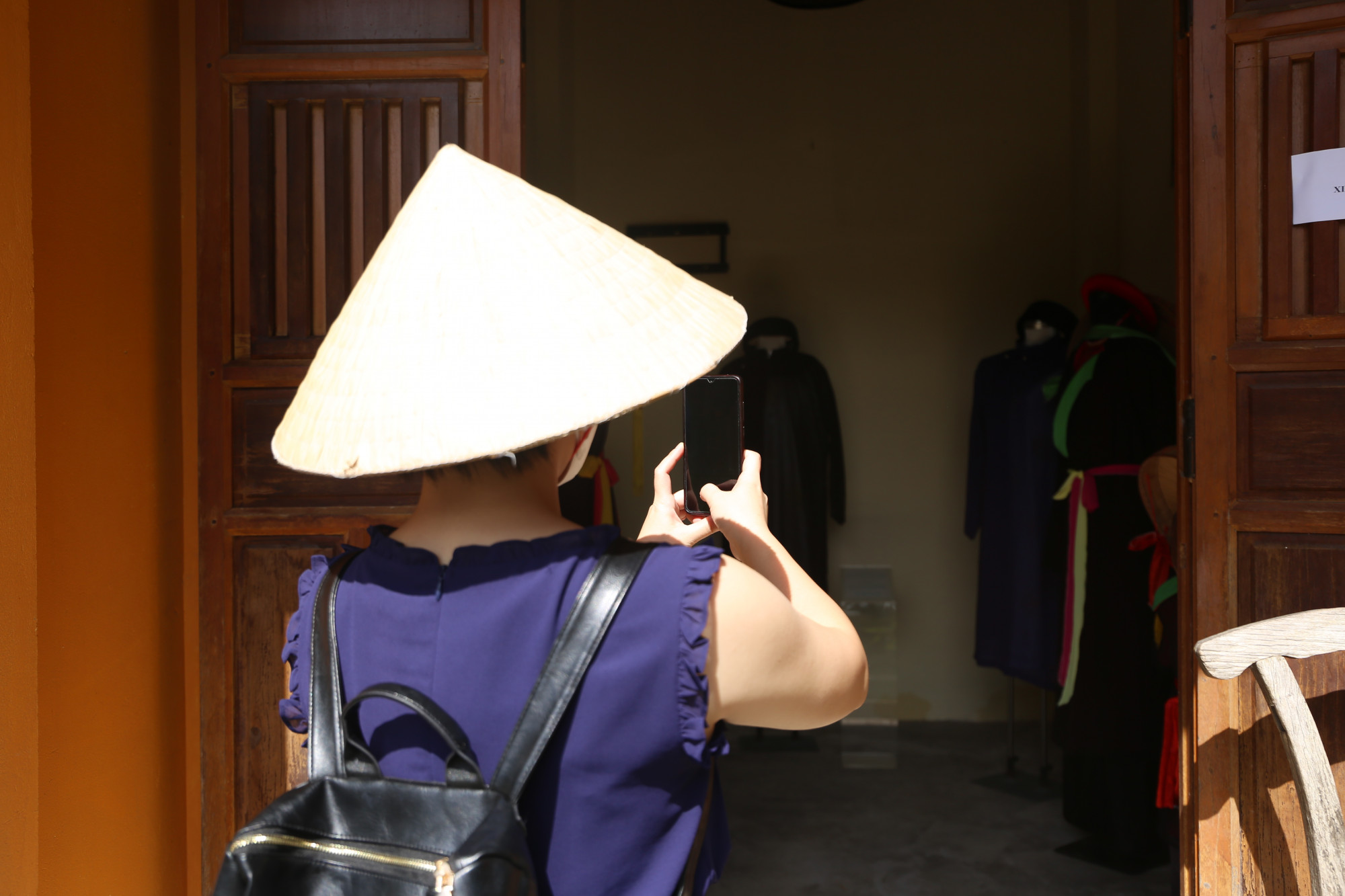 Một thành viên trong đoàn tranh thủ ghi lại hình ảnh áo dài gắn với những loại hình di sản văn hoá phi vật thể của Việt Nam. Hơn 4 tháng qua, những hiện vật đều được cất giữ cẩn thận. Những ngày qua, nhân viên bảo tàng dọn dẹp, trưng bày lại để đón đoàn khách đặc biệt. 