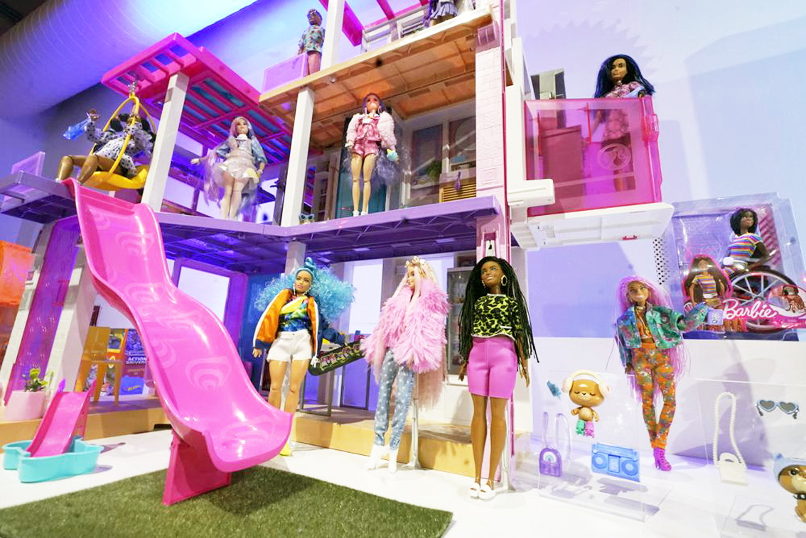 Ngành đồ chơi thế giới đang đối mặt với khó khăn do đứt gãy chuỗi cung ứng toàn cầu (trong ảnh: Ngôi nhà trong mơ của Barbie tại một phòng trưng bày đồ chơi mẫu ở New York vào tháng Chín) - ẢNH: AP