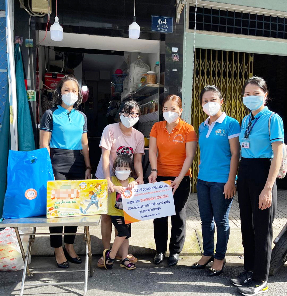 Hội LHPN Q.Tân Phú và câu lạc bộ Nữ doanh nhân quận thăm, tặng quà cho phụ nữ, trẻ em khó khăn, mắc bệnh hiểm nghèo 