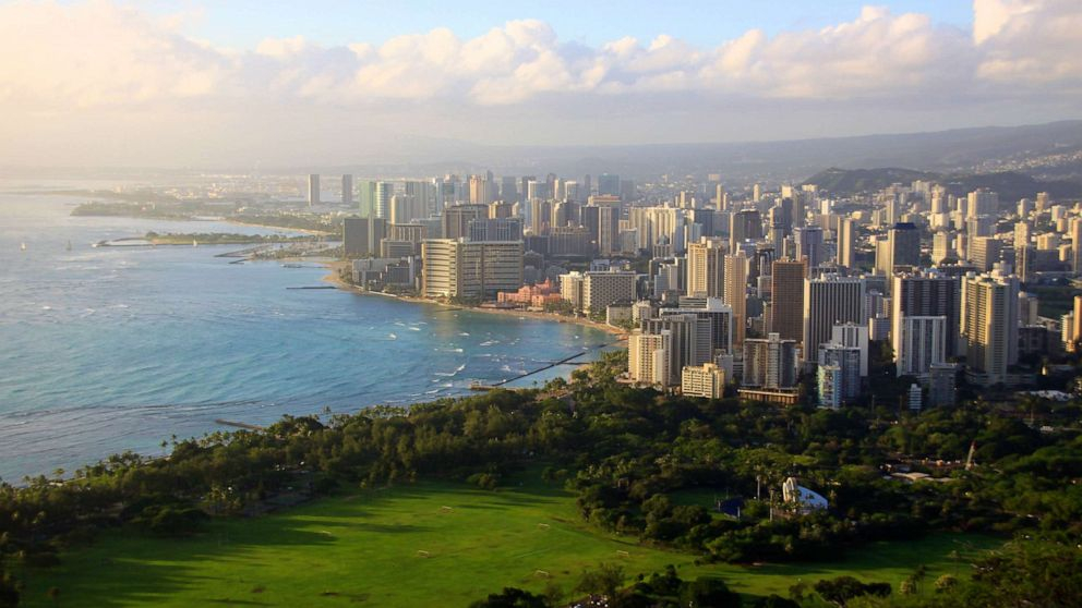 Thành phố Honolulu và bãi biển Waikiki ở Hawaii - Ảnh: Getty Images