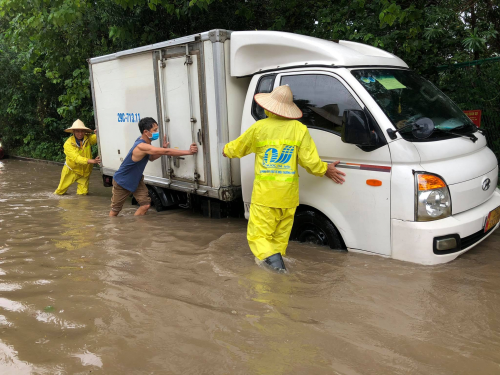 lượng nước ngập quá nửa bánh xe khiến nhiều phương tiện bị chết máy không thể di chuyển.