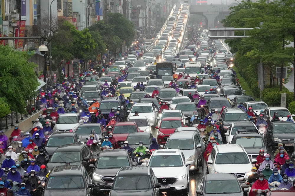 trên đường Trường Chinh hướng ra Ngã Tư Sở, hàng dài phương tiện nối đuôi nhau nhích từng chút một.