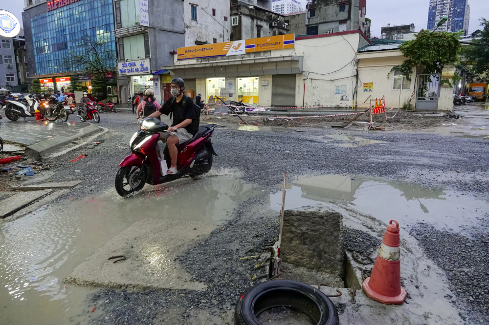 Những “hố tử thần” được che lấp bằng những vật dụng đơn sơ gây mất an toàn đối với người dân. Tình trạng mặt đường xuống cấp trầm trọng, gây ảnh hưởng nặng nề đến tình hình giao thông.