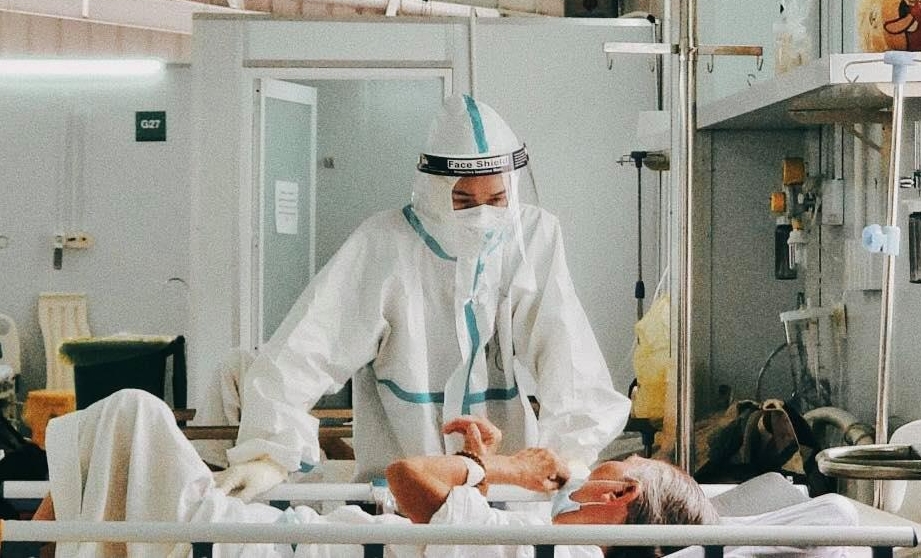 Bác sĩ Văn Đức Hạnh – Trung tâm Hồi sức tích cực người bệnh Covid-19 trực thuộc Bệnh viện Hữu nghị Việt Đức tại Tp Hồ Chí Minh đang động viên tinh thần cụ P.T.L