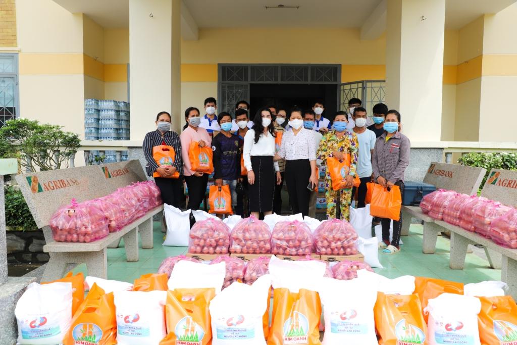 Tại tỉnh Đồng Nai, chương trình túi an sinh đã trao 3.000 phần quà - Ảnh: Kim Oanh Group