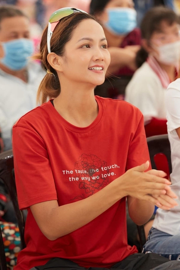 Trong một sự kiện vì cộng đồng, H'Hen Niê diện áo thun do Hoa hậu Kỳ Duyên sản xuất, có giá khoảng 500.000 đồng. 