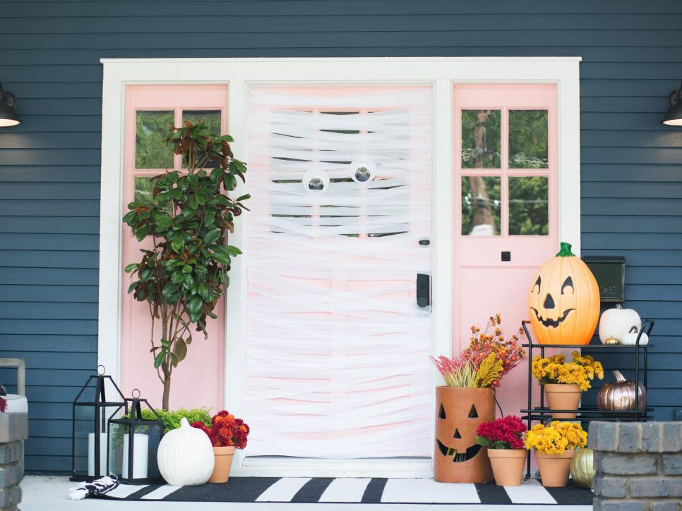 Xác ướp cửa trước của bạn Dễ dàng đánh lừa cửa trước của bạn với sự thay đổi đáng sợ này chỉ trong tích tắc - và cũng là một cách nhanh chóng để loại bỏ khi Halloween đã trôi qua. Tìm hiểu cách thực hiện với các mẹo từng bước của chúng tôi, bên dưới.