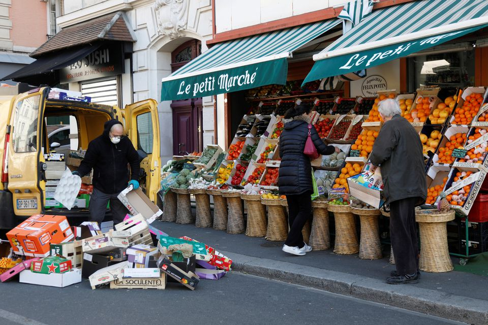 Người dân địa phương mua trái cây và rau quả tại một chợ nhỏ ở Fontenay-sous-Bois, Pháp, khi bùng phát đại dịch COVID-19. Ảnh chụp ngày 1/4/2020 - Ảnh: Reuters