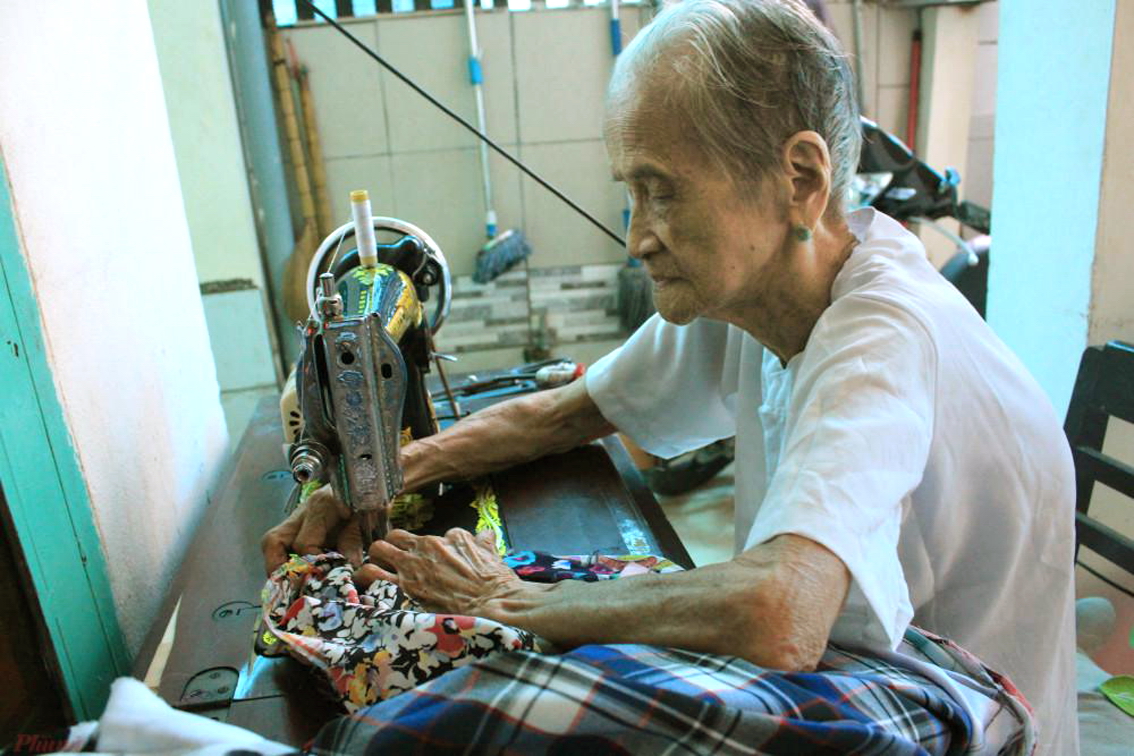 Hình ảnh Mẹ Việt Nam anh hùng Ngô Thị Quýt bên chiếc  máy may ngày đêm may khẩu trang tặng bà con mùa dịch khiến biết bao người xúc động