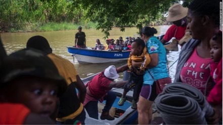 Những người nhập cư Haiti cập biến Colombia bắt đầu cuộc hành trình trên bộ xuyên qua khoảng cách Darien vào Panama 